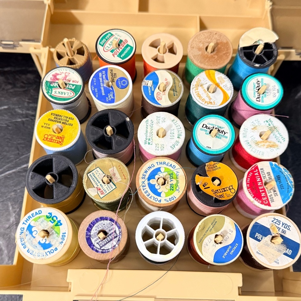 1983 WORLD WIDE MEDIA Folding Plastic Sewing Box w/Thread Spools - Picture 4 of 16